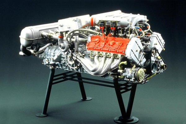 Първоначално този двигател се ражда като V6 по идея на Алфредо "Дино" Ферари, сина на Енцо, който иска да го ползва в състезанията от Formula 2. Дино разработва първия мотор заедно с главния инженер Виторио Яно, но така и не доживява да го види в действие - разболява се от мускулна дистрофия и умира през 1956 (едва 24-годишен). 
